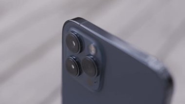 Üç kameralı güzel, koyu mavi bir akıllı telefonun detaylarını kapat. Başla. Modern teknoloji ve tasarım kavramı, beyaz arkaplanda izole edilmiş aygıt.