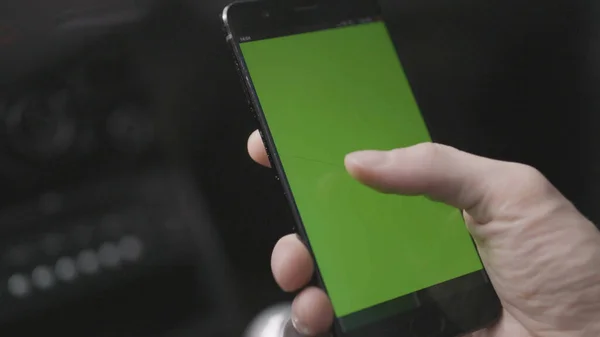 Gros plan de l'homme tapotant sur l'écran du téléphone vert. Des actions. L'homme a appuyé sur l'écran vert du téléphone pour afficher la carte et l'a supprimée. L'homme regarde l'écran vert du téléphone comme si sa carte — Photo