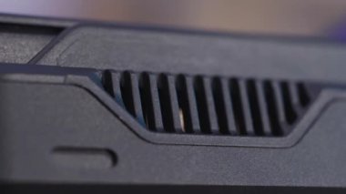 Televizyonun arka paneli. Başla. Arka panelde havalandırma ve kablo girişleri olan plazma TV var. Modern TV arka panel tasarımı. Elektronik ekipman