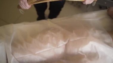 Bambu çubuklarıyla masaj. Başla. Selülit için bambu süpürgeli masaj. Bambu çubukları paketlemeye ve en etkili drenaj masajına yardımcı olur. Masaj ile kaplıca tedavisi