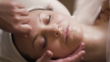 Profesyonel yaşlanmayı önleyici yüz masajı. Başla. Spa 'da yüz bakımı yapıyorum. Kadınlar için rahatlatıcı ve tazeleyici yüz masajı