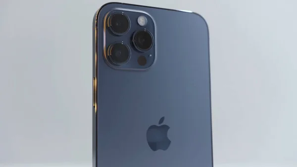 Bangkok, Tailandia, 11.27.2020: Nuevo Apple Iphone 12 Pro Max azul pacífico aislado sobre fondo blanco. Acción. Presentación de un nuevo dispositivo, concepto de tecnología y diseño en detalle. — Foto de Stock