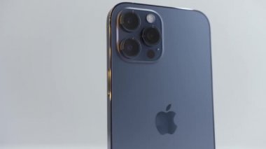 Bangkok, Tayland, 11.27.2020: New Pacific Blue Apple Iphone 12 Pro Max beyaz arka planda izole edildi. Başla. Yeni bir aygıtın sunumu, teknoloji ve tasarım konsepti detaylarda.