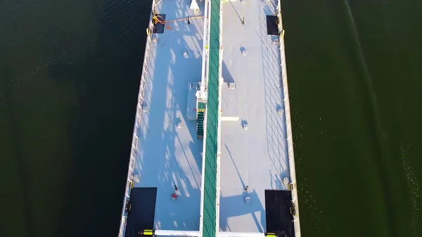 Vista dall'alto del ponte di carico barca galleggiante sul fiume. Un filmato. Bella barca da carico con ponte lungo e spazioso per grandi carichi. Trasporto per via navigabile interna — Foto Stock