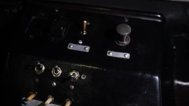 Kollu vintage kontrol paneli. Medya. Eski cihazın kontrol panelindeki vites kollarına yakın çekim. Anahtarlı Retro aygıtı