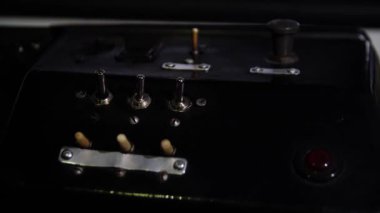 Kollu vintage kontrol paneli. Medya. Eski cihazın kontrol panelindeki vites kollarına yakın çekim. Anahtarlı Retro aygıtı