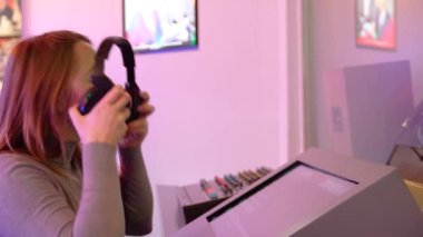 Kayıt stüdyosundan genç bayan ses mühendisi. Medya. Karıştırma konsollu eski kayıt cihazları. Kadın kayıtları eski karıştırıcıda