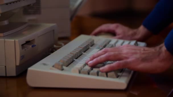Zbliżenie człowieka na klawiaturze retro. Media. Facet używa starego komputera, pisze na starej klawiaturze. Stary sprzęt komputerowy w stanie gotowości do pracy — Wideo stockowe