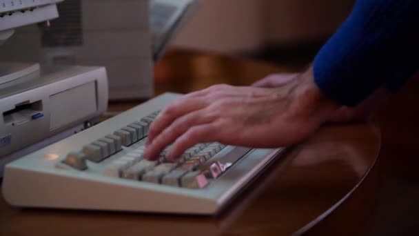 Close-up de homem digitando no computador antigo. Mídia. O homem está digitando no teclado antigo com o computador. Computador retro em ordem de funcionamento — Vídeo de Stock