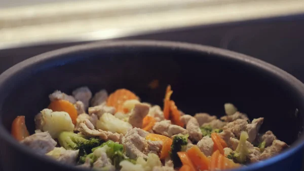 뜨거운 닭고기 충전재를 남비에 야채와 함께 튀겼다. 개념. 건강 한 음식과 음식, 맛있는 야채와 흰 닭고기 고기,. — 스톡 사진