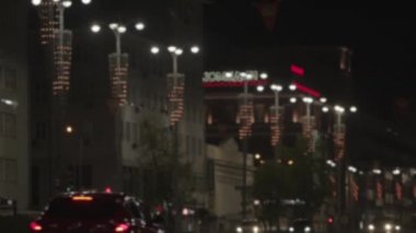 Bulanık ve bokeh efektli gece şehir ışıkları. Stok görüntüleri. Gece vakti yollarda trafik ve siyah gökyüzü arka planında parlayan ışıklar olan büyük bir şehir..