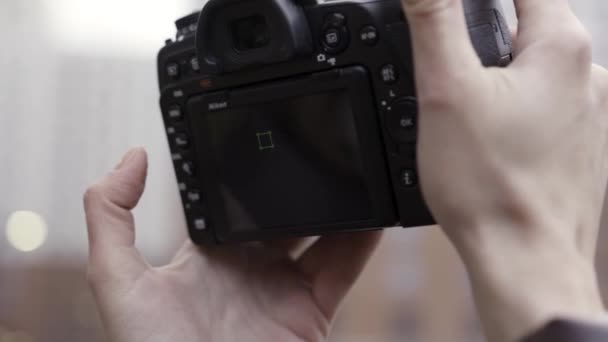 Découvrez de nouveaux lieux, de près de prendre des photos d'un nouveau bâtiment de grande hauteur. L'action. Mains féminines avec un appareil photo professionnel prenant des photos à l'architecture moderne urbaine. — Video