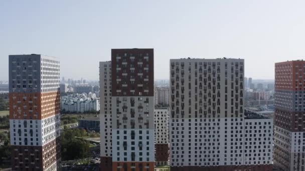 Letecký pohled na skupinu výškových barevných obytných bytů v slušné čtvrti, kubánský koncept. Akce. Vícepodlažní barevné housea v létě slunečný den. — Stock video