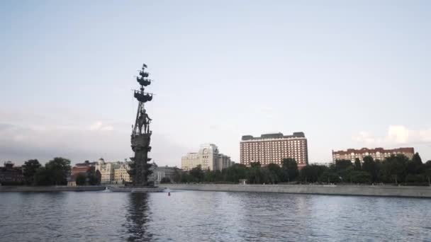 Remblai de la rivière Moscou et Piter le premier monument, Russie. L'action. Beau paysage du monument historique au nom de Pierre le Grand et le trottoir le long de la rivière. — Video