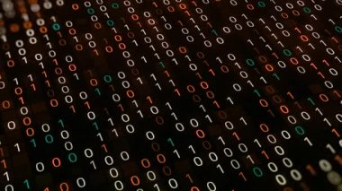 İkili kodlu bir hack programı. Animasyon. Bilgisayar sisteminde ikili kodlu virüs saptandı. Sıfır ve birin birçok parlak kombinasyonu. Uygulamalar ikili kod okunuyor 
