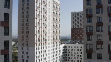 Modern apartman kompleksi. Başla. Parlak renkli cepheli gökdelenlerin gökyüzü manzarası, konaklama ve kentleşme kavramı.