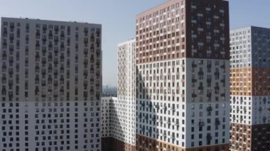 Modern apartman kompleksi. Başla. Parlak renkli cepheli gökdelenlerin gökyüzü manzarası, konaklama ve kentleşme kavramı.