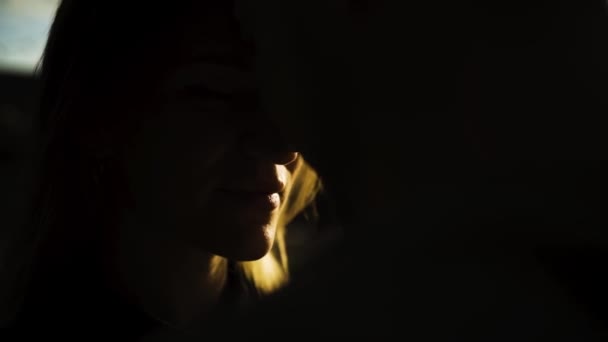 Profiler med romantiska par som tittar på varandra under solnedgången. Börja. Närbild av kärleksfull man och kvinna silhuetter står nära varandra under gyllene solljus. — Stockvideo
