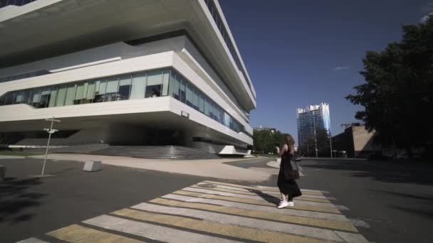 Amazing Dominion Tower, Geschäftszentrum in Moskau, Russland. Handeln. Konzept der modernen Architektur, Frau mit Kamera fotografiert Gebäude. — Stockvideo