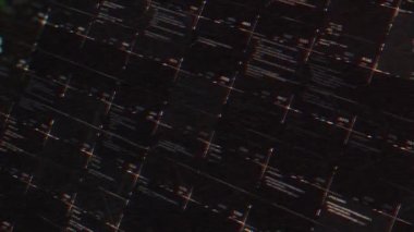 Siyah arkaplan üzerinde hata etkisi olan kod blokları programlanıyor, kusursuz döngü. Animasyon. Bilgisayar korsanlarının saldırısına uğramış teknoloji geçmişi var..