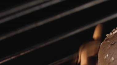 Izgaralı ekmek pişirme süreci ve ateş, geleneksel tarif. Stok görüntüleri. Yemek pişirmeden önce metal ızgara çubuklarını kapatın ve fırının içindeki alevi yakın..