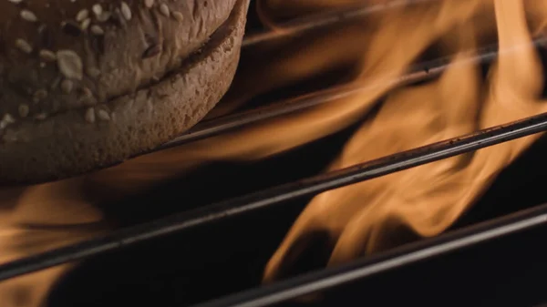 Процесс приготовления хлеба с решетками и открытым камином, традиционный рецепт. Запись. Закрыть металлические гриль стержни и огонь пламени внутри печи передней выпечки пищи. — стоковое фото