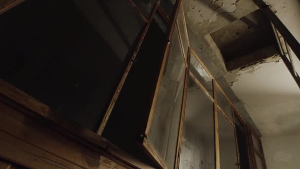 Una ventana móvil dentro de un balcón en mal estado en un barrio pobre. Imágenes de archivo. Vista inferior de un antiguo balcón interior con un cielo oscuro detrás de la ventana. — Vídeos de Stock