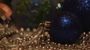 Xmas ve yeni yıl mavisi ve gümüş toplar ve yanıp sönen çelenk ışıkları. Kavram. Sihirli yeni yıl zamanı, kış tatiline oyuncaklar ve çelenklerle hazırlanmak..