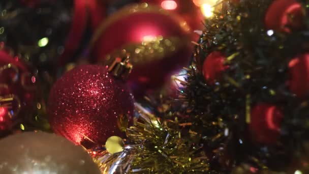 Garland com luzes de fadas de Natal e brinquedos de árvore. Conceito. Decoração espumante na árvore de abeto artificial, feriados de Ano Novo. — Vídeo de Stock