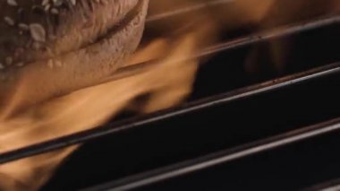 Izgaralı ekmek pişirme süreci ve ateş, geleneksel tarif. Stok görüntüleri. Yemek pişirmeden önce metal ızgara çubuklarını kapatın ve fırının içindeki alevi yakın..