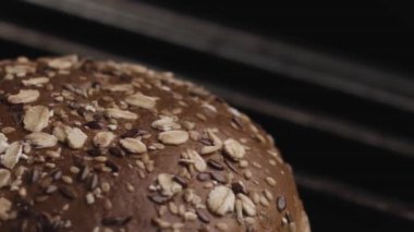 Mısır gevreğiyle çavdar ekmeği pişirmek ve ızgara fırında tohumlar. Stok görüntüleri. Yuvarlak şekilli lezzetli ve sağlıklı ekmek somununa yaklaş..