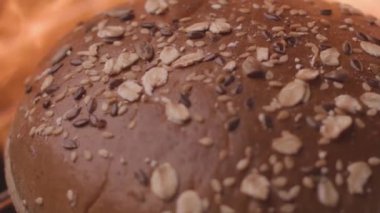 Hamburger ekmeği ateşte kızartılıyor. Stok görüntüleri. Izgarada yuvarlak tahıllı çöreğe yakın çekim. Burger için çörek ızgarada kızaracak. Izgaradaki Burger için lezzetli çörek.