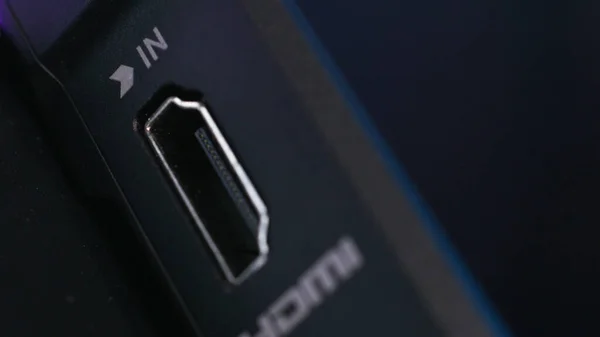 HDMI connector van een apparaat, close-up weergave. Actie. Aansluiting voor de HDMI-kabel, concept van elektronische technologieën. — Stockfoto