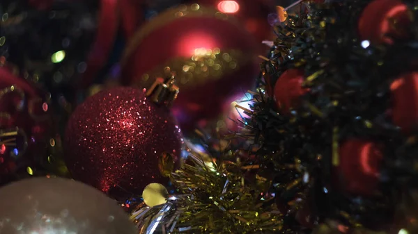 Ghirlanda con luci di Natale e giocattoli ad albero. Concetto. Decorazione frizzante sull'abete rosso artificiale, vacanze di Capodanno. — Foto Stock