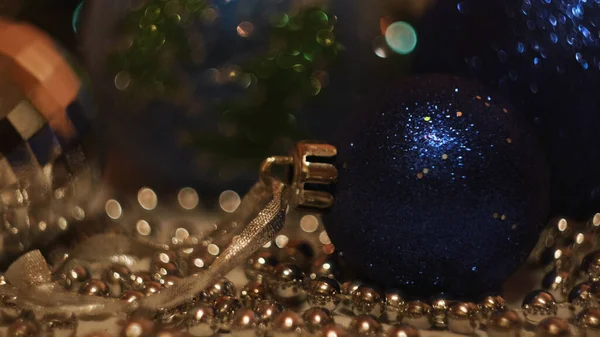 Xmas ve yeni yıl mavisi ve gümüş toplar ve yanıp sönen çelenk ışıkları. Kavram. Sihirli yeni yıl zamanı, kış tatiline oyuncaklar ve çelenklerle hazırlanmak.. — Stok fotoğraf