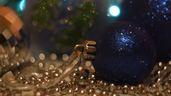 Χριστούγεννα και την Πρωτοχρονιά μπλε και ασημένια μπάλες και αναβοσβήνει φώτα ενός γιρλάντα. Έννοια. Μαγική Πρωτοχρονιά, προετοιμασία για τις χειμερινές διακοπές με παιχνίδια και γιρλάντα. — Φωτογραφία Αρχείου