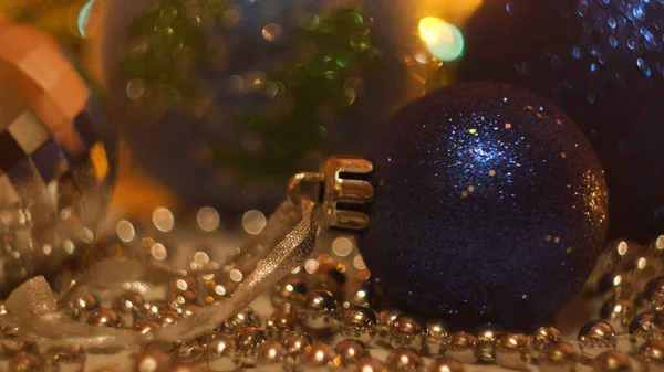 クリスマスと新年の青と銀のボールとガーランドの点滅光。コンセプト。魔法の新年の時間、おもちゃやガーランドで冬の休暇を準備. — ストック写真