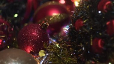 Noel süsleri ve ağaç oyuncakları olan bir çelenk. Kavram. Yapay çam ağacında ışıl ışıl süsleme, yeni yıl tatili.