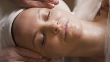 Profesyonel yaşlanmayı önleyici yüz masajı. Başla. Spa 'da yüz bakımı yapıyorum. Kadınlar için rahatlatıcı ve tazeleyici yüz masajı