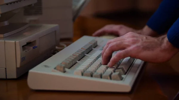 Close-up of man typing on retro keyboard. Media. Man uses old computer, typing on old keyboard. Old computer equipment in working order — Stock Photo, Image
