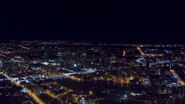 Rosja, Jekaterynburg, światła nocnego miasta. Materiał filmowy. Widok z lotu ptaka na duże miasto z lśniącymi ulicami, latarniami i drogą na tle czarnego nieba. — Zdjęcie stockowe