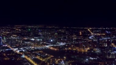 Rusya, Ekaterinburg, gece şehrin ışıkları. Stok görüntüleri. Parlak sokakları, fenerleri ve kara gökyüzü arka planında yolu olan büyük bir şehrin havadan görüntüsü..