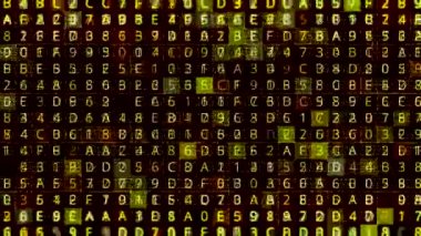 Siyah arkaplanda hızla titreşen harfler ve sayılar renklidir, pürüzsüz bir döngü. Animasyon. Teknoloji ve hack programı kavramı.