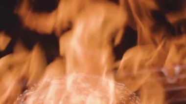 Izgarada kızartılmış çörek. Stok görüntüleri. Hamburgerin ızgarada kızarması için yuvarlak tahıllı çörek. Izgarada Burger pişiriyorum. Izgarada kızartılmış çörek. Rulo ateşte kızarır.