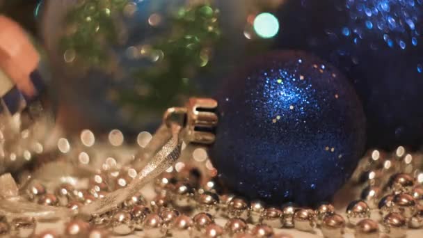 Primer plano de la mujer tomando juguete de Navidad. Concepto. Mujer mano toma hermosa bola de Navidad para decorar el árbol de Navidad. Brillante bola brillante para árbol de Navidad — Vídeos de Stock