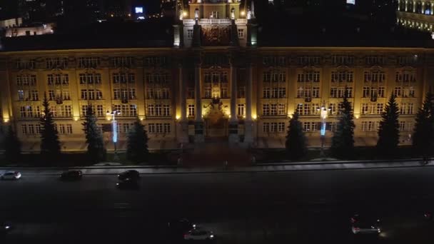 Horní pohled na radnici v Jekatěrinburgu. Záběry ze skladu. Stará administrativní budova s krásnou architekturou a v noci věží. Stará budova svítí zvenčí na pozadí velké — Stock video
