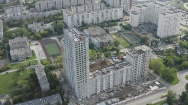 Yazın inşaat halindeki çok katlı binanın üst manzarası. Stok görüntüleri. Daire kiralamak için çok katlı büyük bir bina inşa ediliyor. Konut inşaatı devam ediyor.