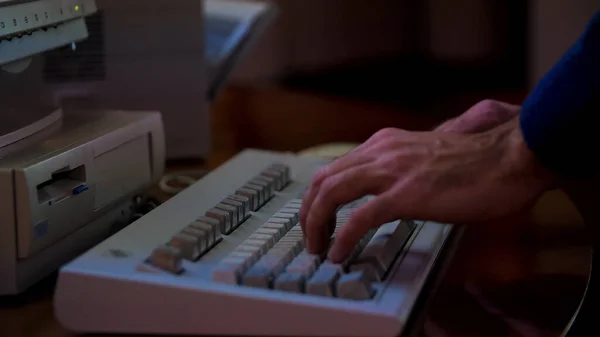 옛날 컴퓨터로 타자 치는 남자 손을 클로즈업하고. 미디어. 구식 키보드를 사용하고 직장에서 편지를 쓰는 사람. — 스톡 사진