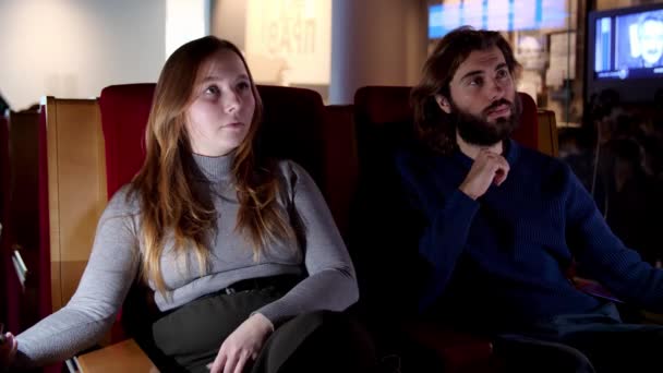 Couple écoutant attentivement un discours sur la politique et la finance. Les médias. Jeune homme et femme à l'écoute du discours d'un lecteur sur le marketing et la gestion de la société de négoce pour des ventes réussies — Video