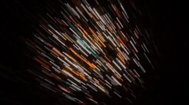 Siyah arkaplanda hareket eden soyut diyagonal elementler. Animasyon. 3D uçan dar çizgili, dijitalleştirilmiş görüntü..